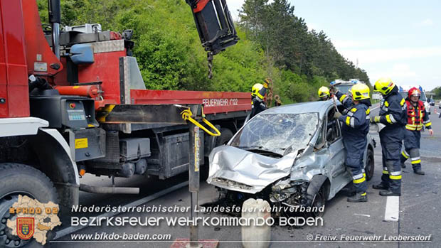 20170507 Pkw prallt auf der A2 gegen Randleitschiene Foto: © SB ÖA Martin Pock FF Leobersdorf 20170507 Pkw prallt auf der A2 gegen Randleitschiene Foto: © SB ÖA Martin Pock FF Leobersdorf