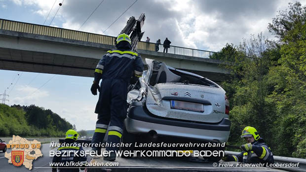 20170507 Pkw prallt auf der A2 gegen Randleitschiene Foto: © SB ÖA Martin Pock FF Leobersdorf 20170507 Pkw prallt auf der A2 gegen Randleitschiene Foto: © SB ÖA Martin Pock FF Leobersdorf