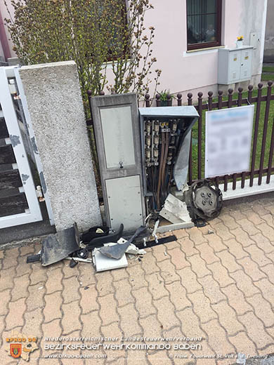 20170507 Pkw prallt gegen Stromverteilerkasten  Foto: © Armin Rumpler FF St.Veit