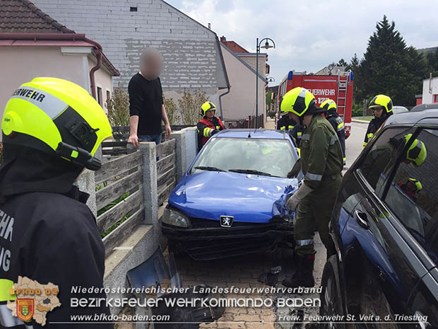 20170507 Pkw prallt gegen Stromverteilerkasten  Foto: © Armin Rumpler FF St.Veit