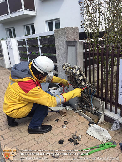 20170507 Pkw prallt gegen Stromverteilerkasten  Foto: © Armin Rumpler FF St.Veit