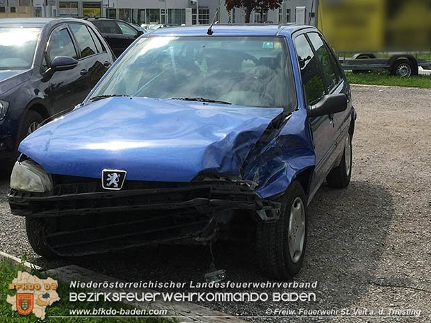 20170507 Pkw prallt gegen Stromverteilerkasten  Foto: © Armin Rumpler FF St.Veit