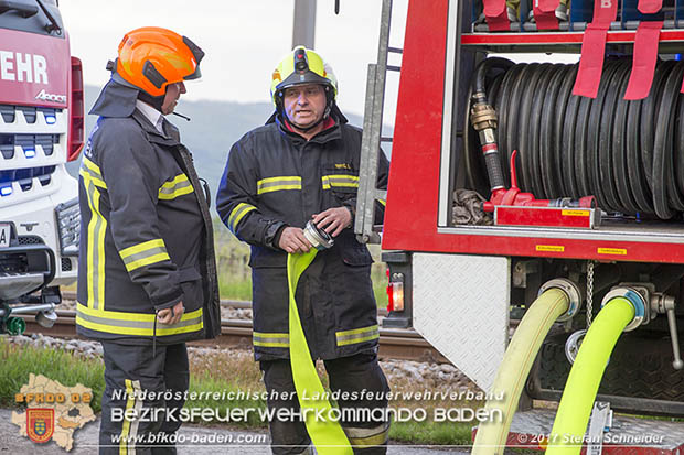 20170507 Brand mehrerer Strohballen direkt neben Windschutzguertel in Tribuswinkel  Foto: © Stefan Schneider