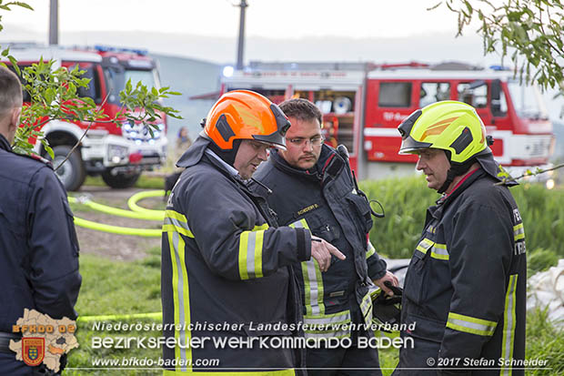 20170507 Brand mehrerer Strohballen direkt neben Windschutzguertel in Tribuswinkel  Foto: © Stefan Schneider