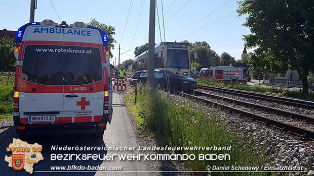 20170514 Pkw prallt gegen Badner Bahn zwischen Tribuswinkel u. Pfaffstätten  Foto: © www.einsatzheld.at