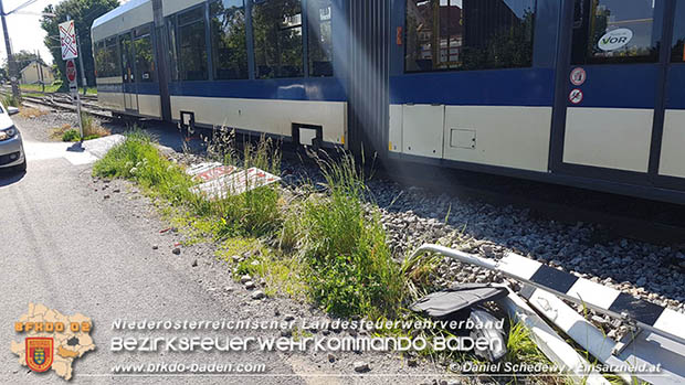 20170514 Pkw prallt gegen Badner Bahn zwischen Tribuswinkel u. Pfaffstätten  Foto: © www.einsatzheld.at