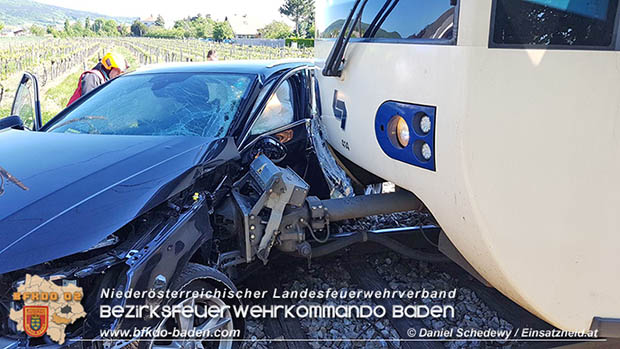 20170514 Pkw prallt gegen Badner Bahn zwischen Tribuswinkel u. Pfaffstätten  Foto: © www.einsatzheld.at