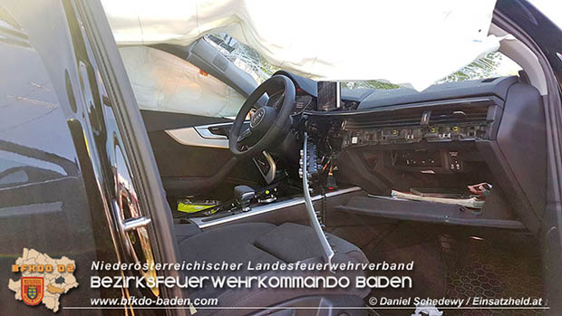 20170514 Pkw prallt gegen Badner Bahn zwischen Tribuswinkel u. Pfaffstätten  Foto: © www.einsatzheld.at
