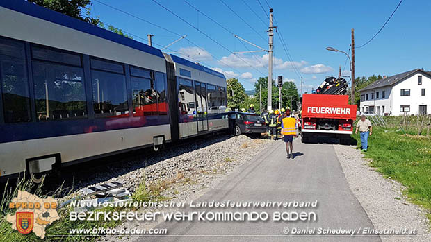 20170514 Pkw prallt gegen Badner Bahn zwischen Tribuswinkel u. Pfaffstätten  Foto: © www.einsatzheld.at