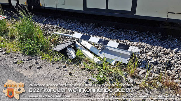 20170514 Pkw prallt gegen Badner Bahn zwischen Tribuswinkel u. Pfaffstätten  Foto: © www.einsatzheld.at