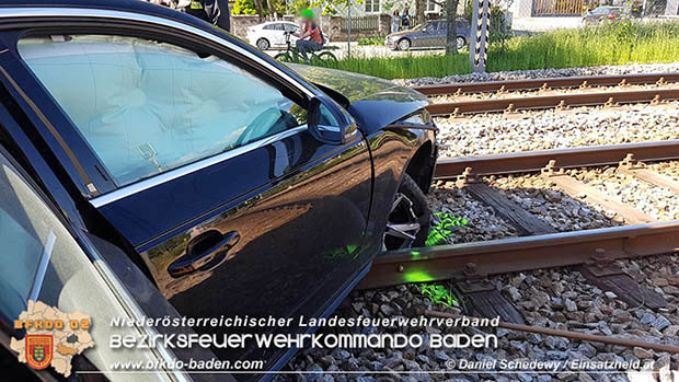 20170514 Pkw prallt gegen Badner Bahn zwischen Tribuswinkel u. Pfaffstätten  Foto: © www.einsatzheld.at