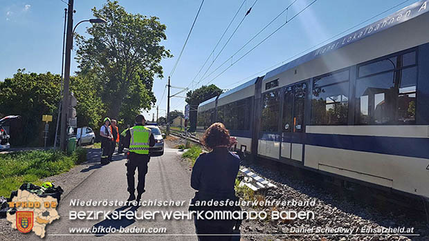 20170514 Pkw prallt gegen Badner Bahn zwischen Tribuswinkel u. Pfaffstätten  Foto: © www.einsatzheld.at