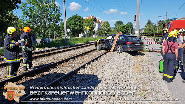 20170514 Pkw prallt gegen Badner Bahn zwischen Tribuswinkel u. Pfaffstätten  Foto: © www.einsatzheld.at