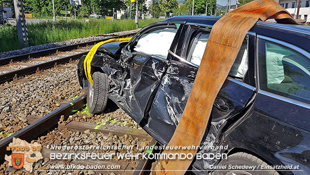 20170514 Pkw prallt gegen Badner Bahn zwischen Tribuswinkel u. Pfaffstätten  Foto: © www.einsatzheld.at