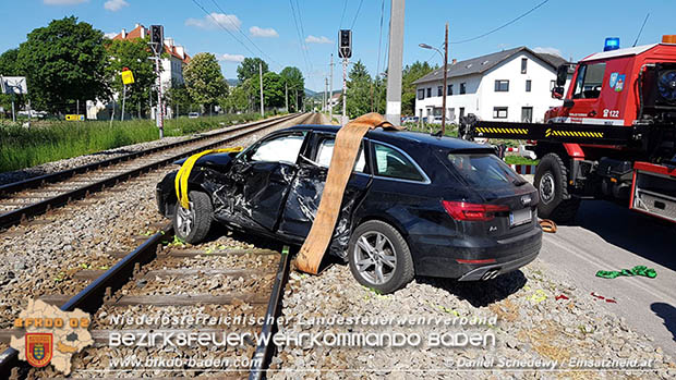 20170514 Pkw prallt gegen Badner Bahn zwischen Tribuswinkel u. Pfaffstätten  Foto: © www.einsatzheld.at