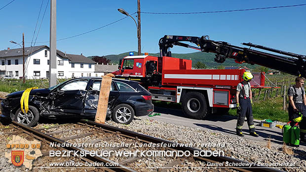 20170514 Pkw prallt gegen Badner Bahn zwischen Tribuswinkel u. Pfaffstätten  Foto: © www.einsatzheld.at