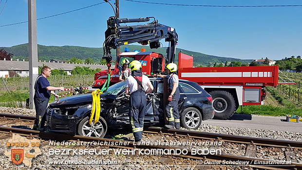 20170514 Pkw prallt gegen Badner Bahn zwischen Tribuswinkel u. Pfaffstätten  Foto: © www.einsatzheld.at