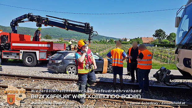 20170514 Pkw prallt gegen Badner Bahn zwischen Tribuswinkel u. Pfaffstätten  Foto: © www.einsatzheld.at