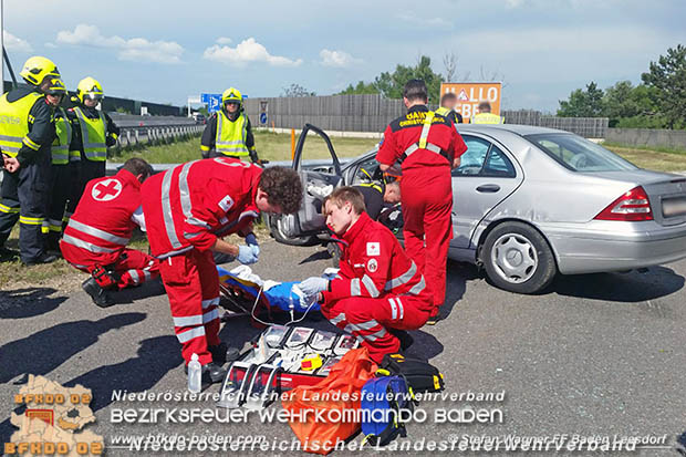 20170514 Fahrzeugüberschlag auf der A2 zwischen Baden und Traiskirchen  Foto: © Stefan Wagner FF Baden-Leesdorf