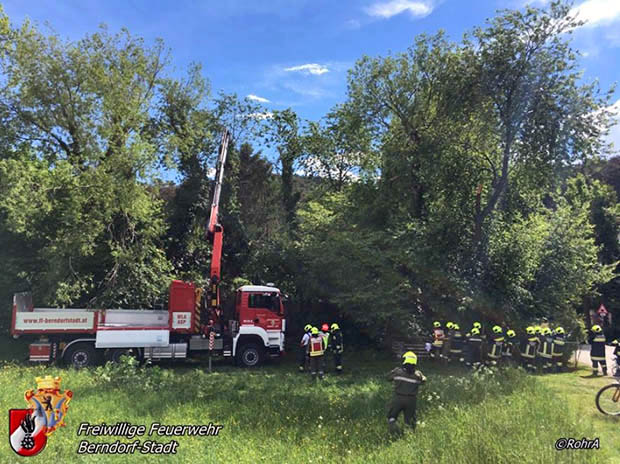 umgestürzter Baum drohte auf stationäres Wohnmobil zu stürzen am Muttertag in St.Veit a.d.Triesting  Foto: FF Berndorf-Stadt