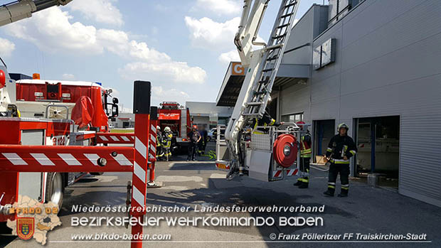20170517 FF Traiskirchen unterstützt mit Teleskopmastbühne bei Brand in einem Gumpoldskirchner Gewerbebetrieb  Foto: © Franz Pölleritzer FF Traiskirchen-Stadt