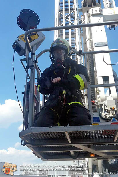 20170517 FF Traiskirchen unterstützt mit Teleskopmastbühne bei Brand in einem Gumpoldskirchner Gewerbebetrieb  Foto: © Franz Pölleritzer FF Traiskirchen-Stadt