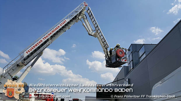 20170517 FF Traiskirchen unterstützt mit Teleskopmastbühne bei Brand in einem Gumpoldskirchner Gewerbebetrieb  Foto: © Franz Pölleritzer FF Traiskirchen-Stadt