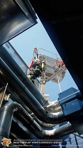 In den gestrigen Nachmittagsstunde20170517 FF Traiskirchen unterstützt mit Teleskopmastbühne bei Brand in einem Gumpoldskirchner Gewerbebetrieb  Foto: © Franz Pölleritzer FF Traiskirchen-Stadt