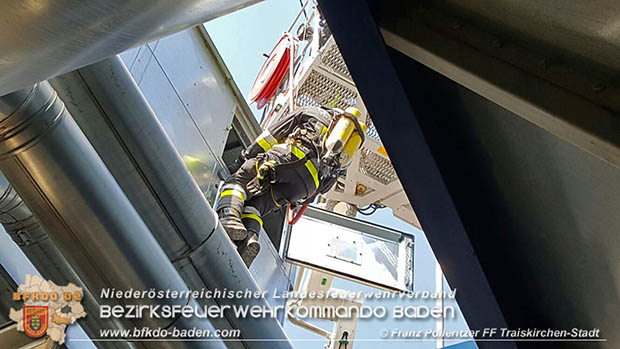 In den gestrigen Nachmittagsstunde20170517 FF Traiskirchen unterstützt mit Teleskopmastbühne bei Brand in einem Gumpoldskirchner Gewerbebetrieb  Foto: © Franz Pölleritzer FF Traiskirchen-Stadt