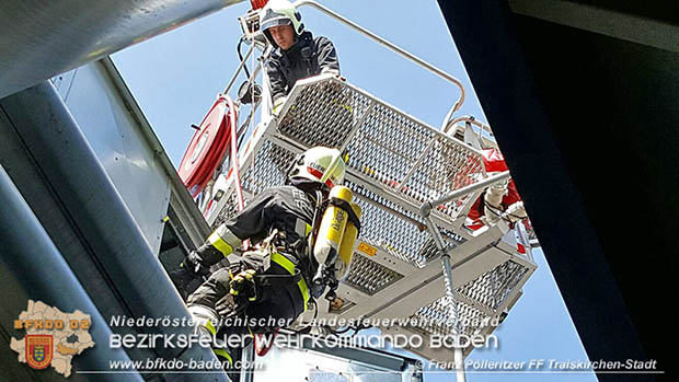 In den gestrigen Nachmittagsstunde20170517 FF Traiskirchen unterstützt mit Teleskopmastbühne bei Brand in einem Gumpoldskirchner Gewerbebetrieb  Foto: © Franz Pölleritzer FF Traiskirchen-Stadt