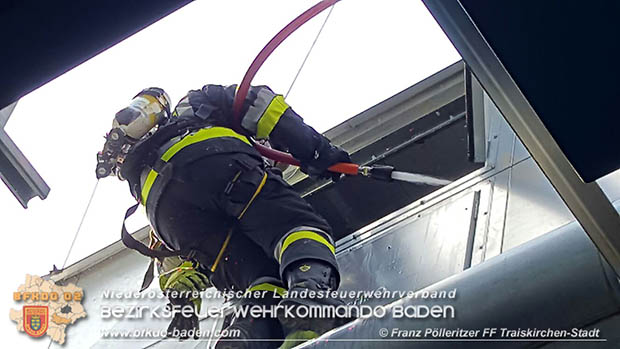 In den gestrigen Nachmittagsstunde20170517 FF Traiskirchen unterstützt mit Teleskopmastbühne bei Brand in einem Gumpoldskirchner Gewerbebetrieb  Foto: © Franz Pölleritzer FF Traiskirchen-Stadt