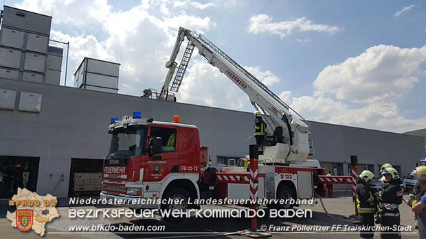 In den gestrigen Nachmittagsstunde20170517 FF Traiskirchen unterstützt mit Teleskopmastbühne bei Brand in einem Gumpoldskirchner Gewerbebetrieb  Foto: © Franz Pölleritzer FF Traiskirchen-Stadt
