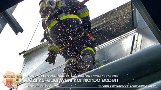 In den gestrigen Nachmittagsstunde20170517 FF Traiskirchen unterstützt mit Teleskopmastbühne bei Brand in einem Gumpoldskirchner Gewerbebetrieb  Foto: © Franz Pölleritzer FF Traiskirchen-Stadt