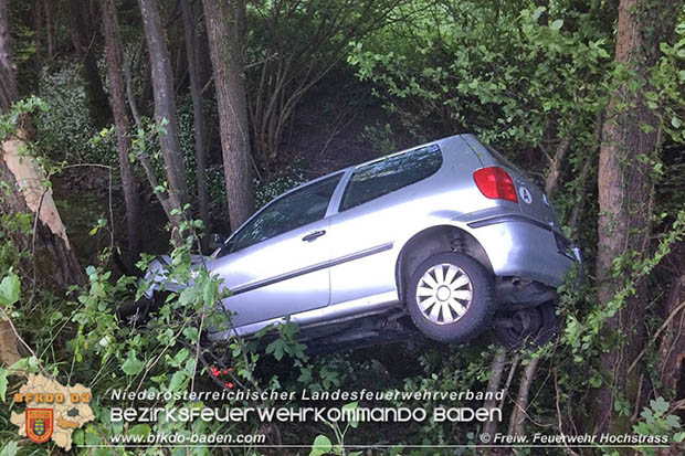 20170519 Lenker/in verlässt Unfallstelle auf der L125 bei Hochstraß  Foto: © FF Hochstraß