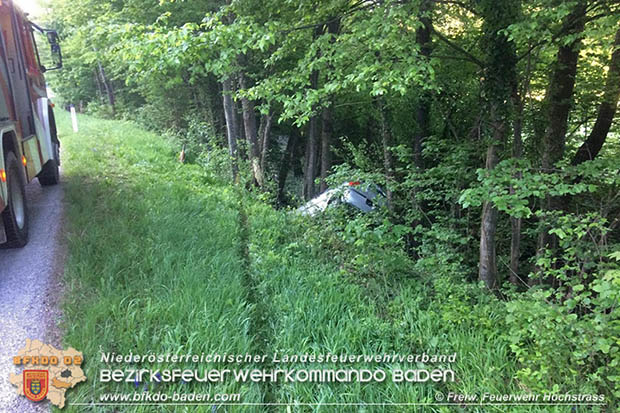 20170519 Lenker/in verlässt Unfallstelle auf der L125 bei Hochstraß  Foto: © FF Hochstraß