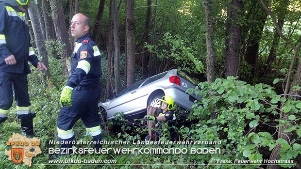 20170519 Lenker/in verlässt Unfallstelle auf der L125 bei Hochstraß  Foto: © FF Hochstraß