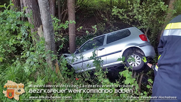 20170519 Lenker/in verlässt Unfallstelle auf der L125 bei Hochstraß  Foto: © FF Hochstraß