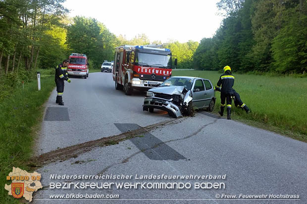 20170519 Lenker/in verlässt Unfallstelle auf der L125 bei Hochstraß  Foto: © FF Hochstraß