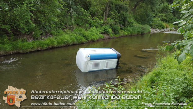 20170612 Vandalen rollten Mobil-WC in den Triestingfluss  Foto: © Freiwillige Feuerwehr Fahrafeld