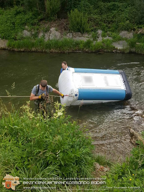 20170612 Vandalen rollten Mobil-WC in den Triestingfluss Foto: © Freiwillige Feuerwehr Fahrafeld 20170612 Vandalen rollten Mobil-WC in den Triestingfluss Foto: © Freiwillige Feuerwehr Fahrafeld