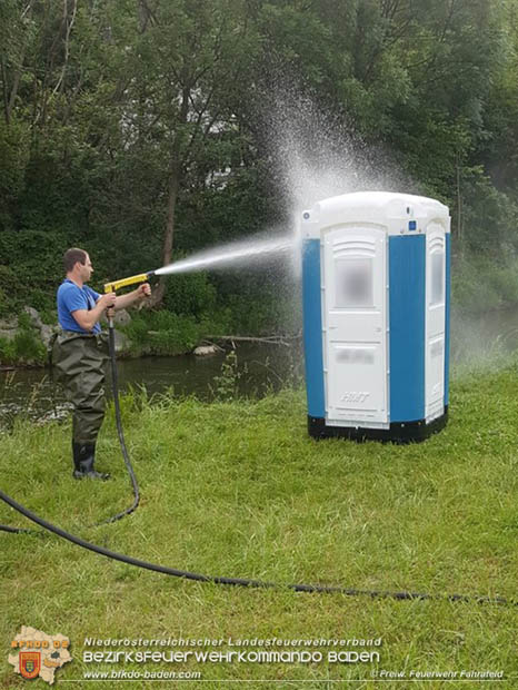 20170612 Vandalen rollten Mobil-WC in den Triestingfluss  Foto: © Freiwillige Feuerwehr Fahrafeld
