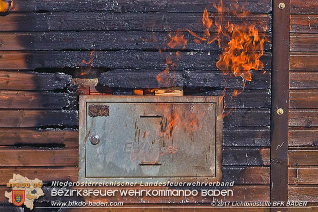 20170615 Bei Müllinselbrand in Tribuswinkel Gasleitung, Carport, Pkw sowie Stromanschlusskästen in Brand geraten 20170615 Bei Müllinselbrand in Tribuswinkel Gasleitung, Carport, Pkw sowie Stromanschlusskästen in Brand geraten