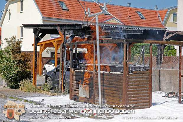 20170615 Bei Müllinselbrand in Tribuswinkel Gasleitung, Carport, Pkw sowie Stromanschlusskästen in Brand geraten 20170615 Bei Müllinselbrand in Tribuswinkel Gasleitung, Carport, Pkw sowie Stromanschlusskästen in Brand geraten