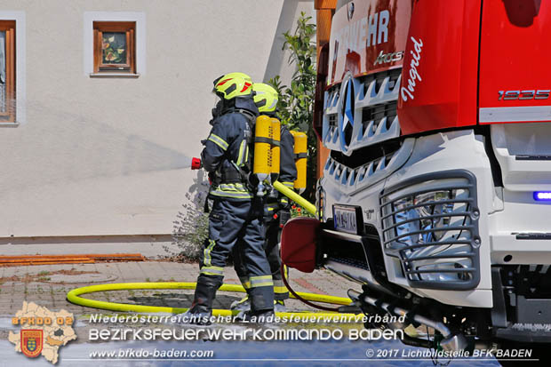 20170615 Bei Müllinselbrand in Tribuswinkel Gasleitung, Carport, Pkw sowie Stromanschlusskästen in Brand geraten 20170615 Bei Müllinselbrand in Tribuswinkel Gasleitung, Carport, Pkw sowie Stromanschlusskästen in Brand geraten