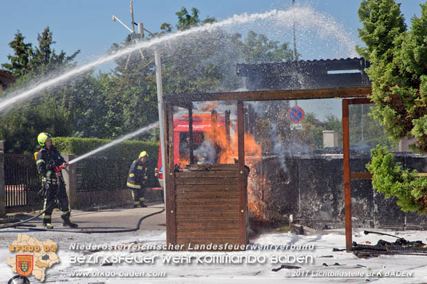 20170615 Bei Müllinselbrand in Tribuswinkel Gasleitung, Carport, Pkw sowie Stromanschlusskästen in Brand geraten 20170615 Bei Müllinselbrand in Tribuswinkel Gasleitung, Carport, Pkw sowie Stromanschlusskästen in Brand geraten