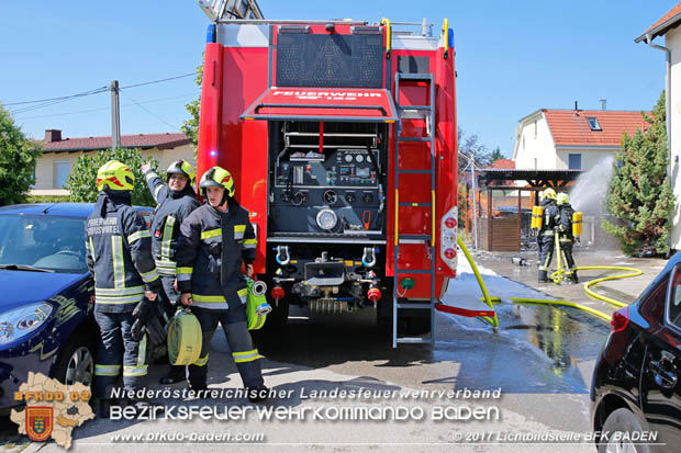 20170615 Bei Müllinselbrand in Tribuswinkel Gasleitung, Carport, Pkw sowie Stromanschlusskästen in Brand geraten 20170615 Bei Müllinselbrand in Tribuswinkel Gasleitung, Carport, Pkw sowie Stromanschlusskästen in Brand geraten