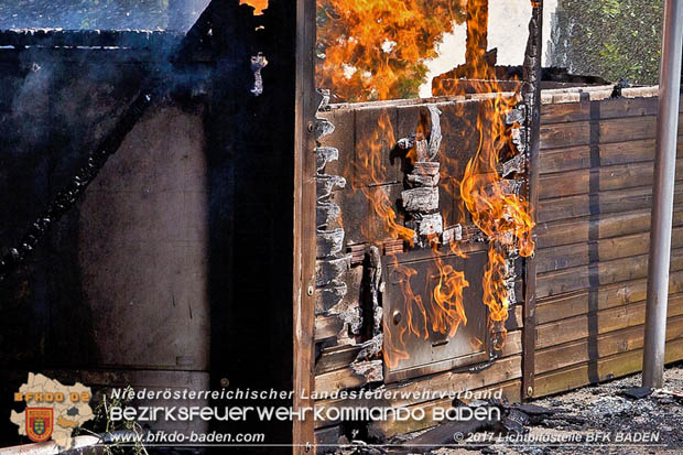 20170615 Bei Müllinselbrand in Tribuswinkel Gasleitung, Carport, Pkw sowie Stromanschlusskästen in Brand geraten 20170615 Bei Müllinselbrand in Tribuswinkel Gasleitung, Carport, Pkw sowie Stromanschlusskästen in Brand geraten