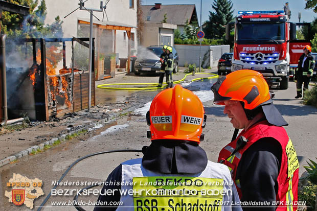 20170615 Bei Müllinselbrand in Tribuswinkel Gasleitung, Carport, Pkw sowie Stromanschlusskästen in Brand geraten 20170615 Bei Müllinselbrand in Tribuswinkel Gasleitung, Carport, Pkw sowie Stromanschlusskästen in Brand geraten