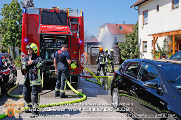 20170615 Bei Müllinselbrand in Tribuswinkel Gasleitung, Carport, Pkw sowie Stromanschlusskästen in Brand geraten 20170615 Bei Müllinselbrand in Tribuswinkel Gasleitung, Carport, Pkw sowie Stromanschlusskästen in Brand geraten