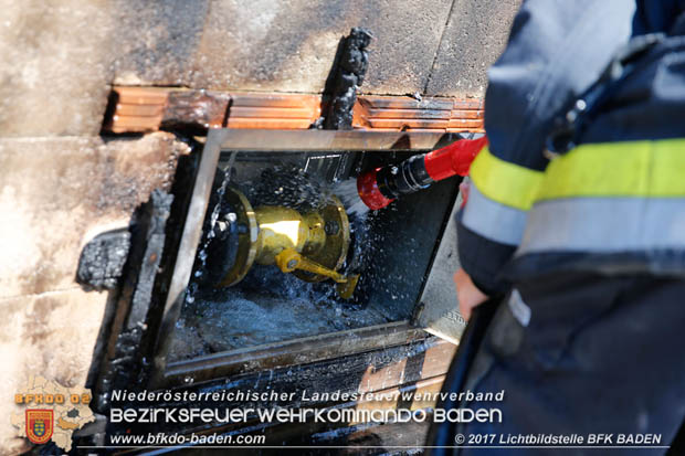 20170615 Bei Müllinselbrand in Tribuswinkel Gasleitung, Carport, Pkw sowie Stromanschlusskästen in Brand geraten 20170615 Bei Müllinselbrand in Tribuswinkel Gasleitung, Carport, Pkw sowie Stromanschlusskästen in Brand geraten